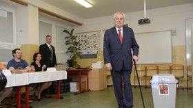 Miloš Zeman ve volební místnosti při eurovolbách