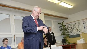 Miloš Zeman kontroluje čas, k eurovolbám dorazil ze státní návštěvy Moldavska