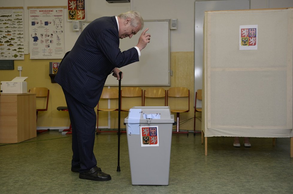 A je to! Miloš Zeman právě hodil svůj hlas do urny při eurovolbách 2014