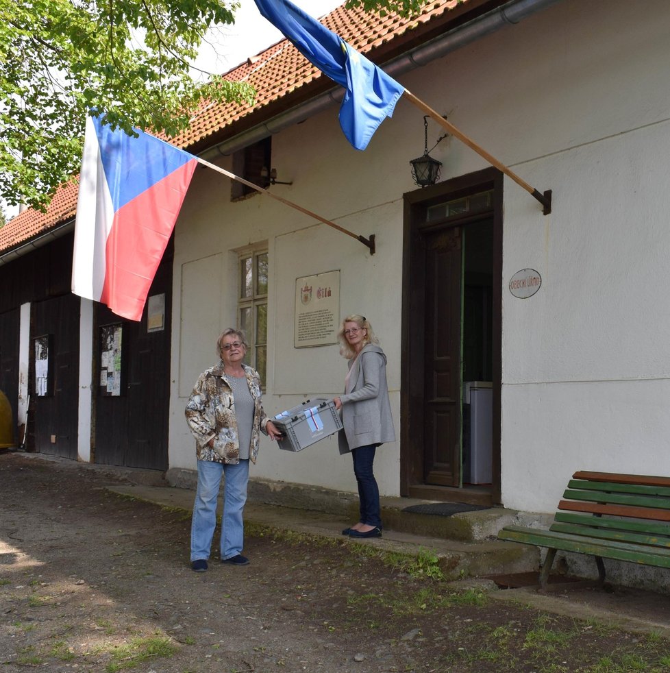 Členky volební komise v Plzni Zdeňka Srpová (79, vlevo) a Marie Matějková (62) přinesly volební urnu Marii Macákové (103) domů. Seniorka již špatně chodí.