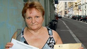 Júlia Šlancová ukazuje dopis, který našla na chodníku