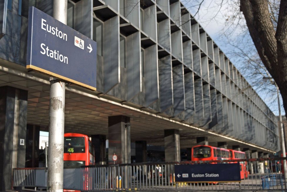 Ministr Javid stál před londýnským nádražím Euston, a když kolem projížděli zloději na mopedech, držel v ruce telefon.