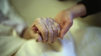 Ve Francii bude mít nevyléčitelný pacient právo odmítnout léčbu a zemřít, aniž by došlo k eutanázii