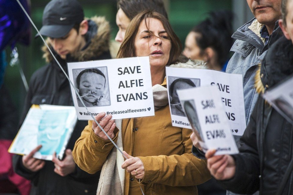 Po celé Anglii probíhají protesty za záchranu.