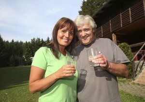 Populární pěvecké duo Eva a Vašek se rozhodlo hubnout, pijí jen vodu