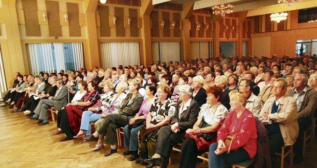 Kulturní sály, kde nezůstalo ani jedno místo volné... Již brzy to možná pro Evu a Vaška bude jen minulost.