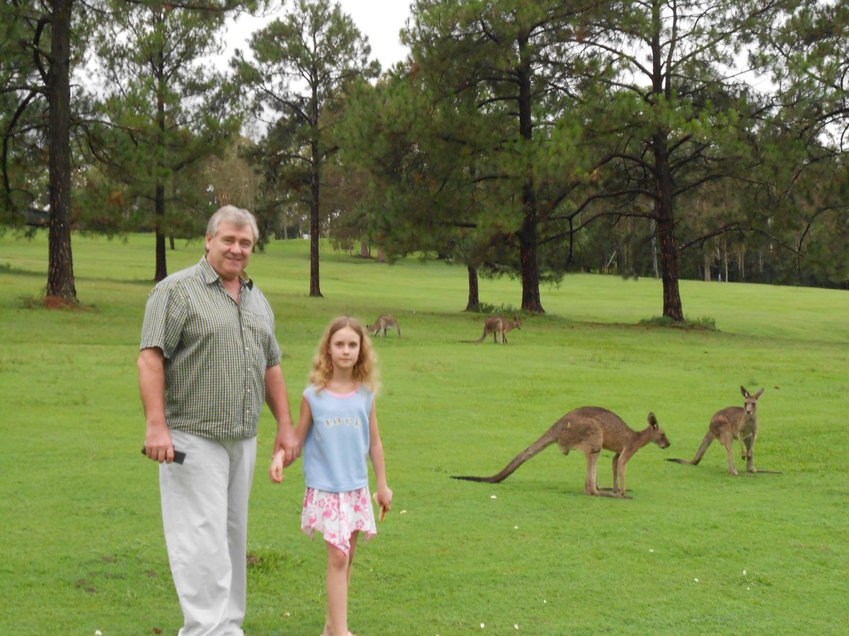 Vašek s malou Evou mezi klokany v Austrálii. 