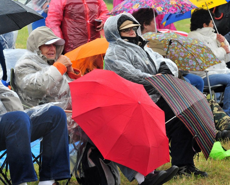 Lidé dorazili vybaveni skládacími židlemi, pláštěnkami a deštníky