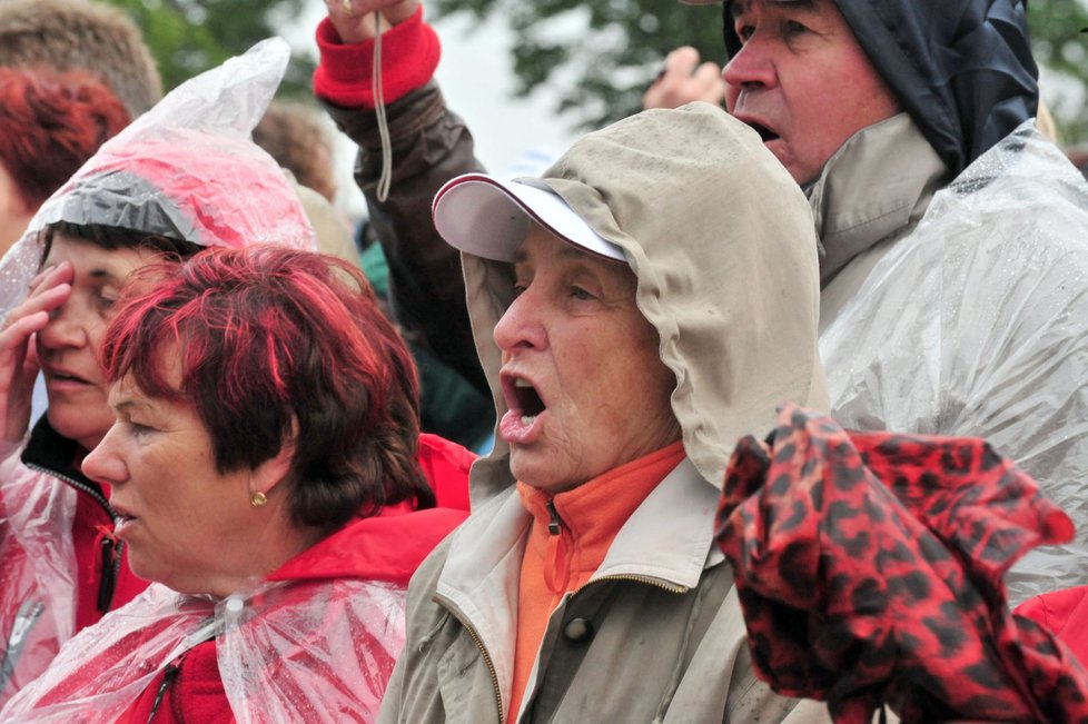 Fanoušci navzdory dešti doprovázeli své miláčky sborovým zpěvem