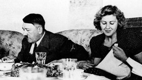 Eva Braunová a Adolf Hitler - podle nové knihy spokojeně dožili v Argentině