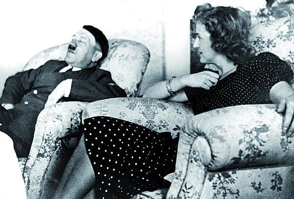 Vůdce odpočívá a Eva Braunová se na něj obdivně dívá. Takové chvíle prý bývaly časté.