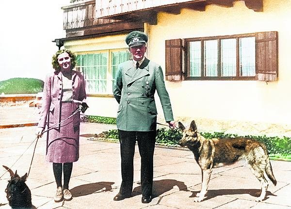 Jedna z posledních fotografi í Evy a Adolfa Hitlera z vůdcova sídla v Orlím hnízdě u Berchtesgadenu. Eva tu pobývala často a ráda. Mnohdy i jen se svými kamarádkami.