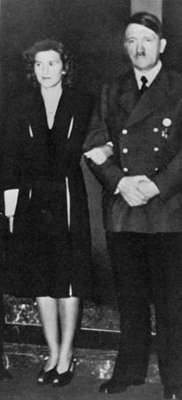 Eva Braunová a Adolf Hitler v době, kdy už tušili, že osud Říše se nachyluje
