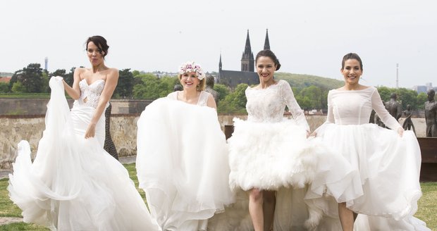 Radka Pavlovčinová, Lenka Špillarová, Eva Burešová a Eva Decastelo ve svatebních šatech