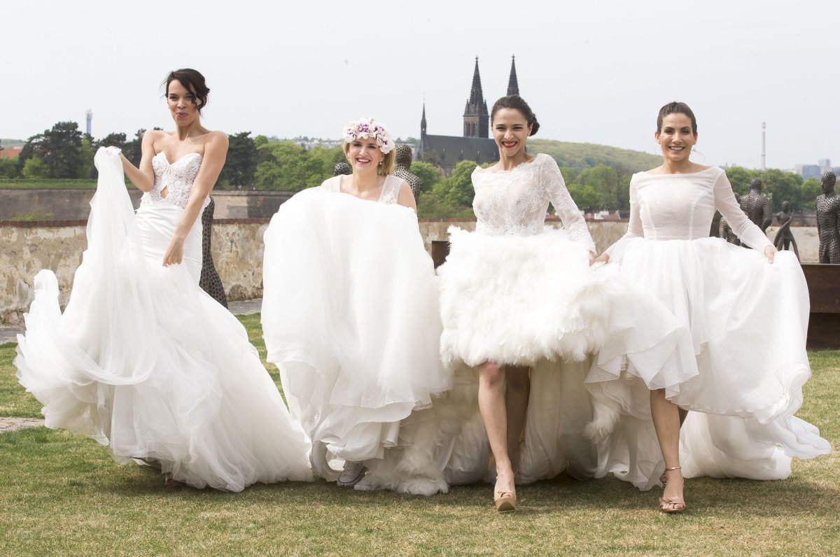 Radka Pavlovčinová, Lenka Špillarová, Eva Burešová a Eva Decastelo ve svatebních šatech