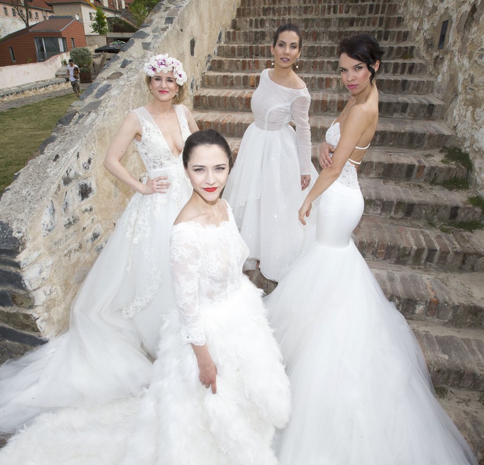 Lenka Špillarová, Eva Burešová, Eva Decastelo a Radka Pavlovčinová ve svatebních šatech