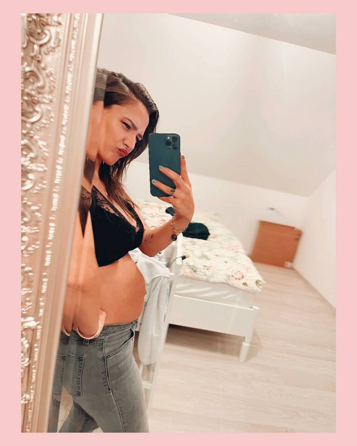 Eva Burešová si rýpla do Kristýny Schickové a ukázala, jak vypadá její břicho ještě 2 měsíce po porodu.