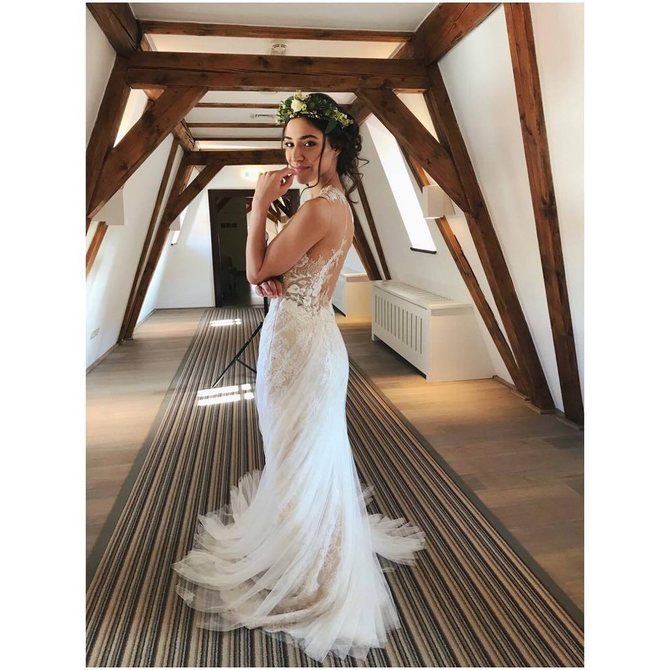 Eva Burešová (24) si vyzkoušela, jaké je to se procházet ve svatebních šatech. Takhle jí to slušelo při focení, kde si jejího nastávajícího zahrál zpěvák a herec David Gránský (25).