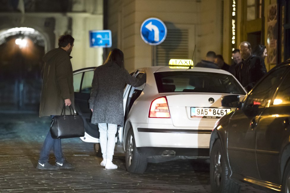 Eva Burešová na nočním tahu se dvěma fešáky.