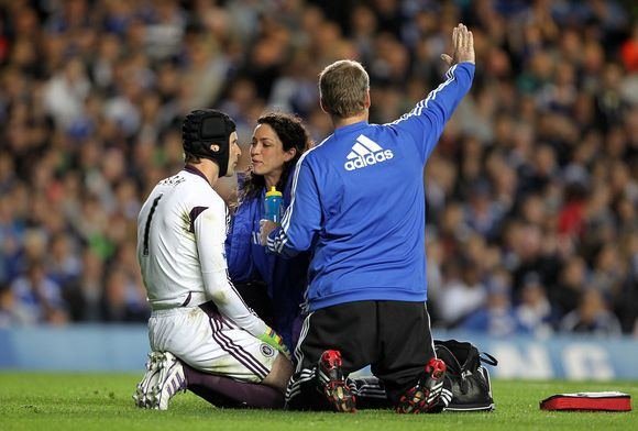 Eva Carneiro už mockrát dohlížela přímo na ploše i na Petra Čecha.