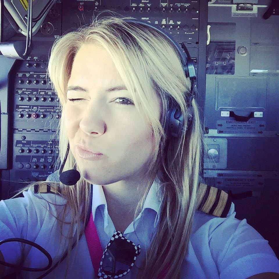 Krásná pilotka Eva Claire Marseille z Nizozemska a její dobrodružství