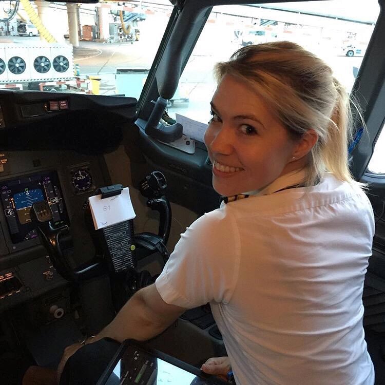 Krásná pilotka Eva Claire Marseille z Nizozemska a její dobrodružství