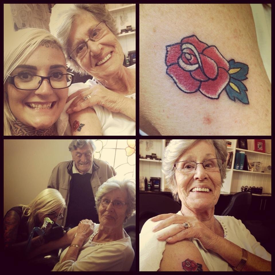 Eva Codling (85) si nechala udělat své první tetování od své vnučky Beki