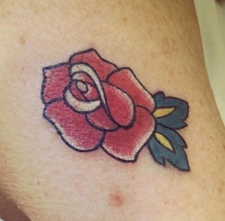 Eva Codling (85) si nechala udělat své první tetování od své vnučky Beki