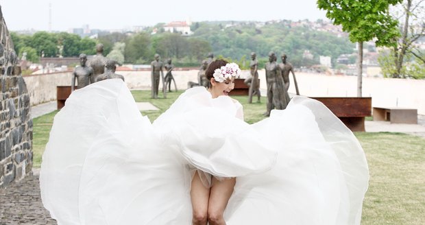 Eva Decastelo se fotila ve svatebních šatech a trochu se přitom rozvášnila