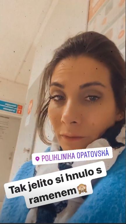 Eva Decastelo je „zatejpovaná“: Hnula si s ramenem.