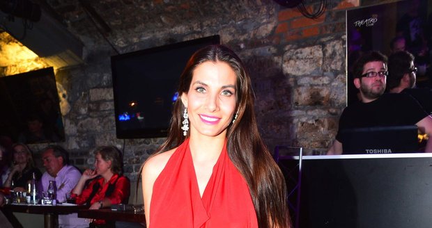 Eva Decastelo přišla na večírek Moto cestou necestou v červených minišatech