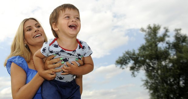 Eva Decastelo dováděla na pláži se svým synem Michálkem (2)