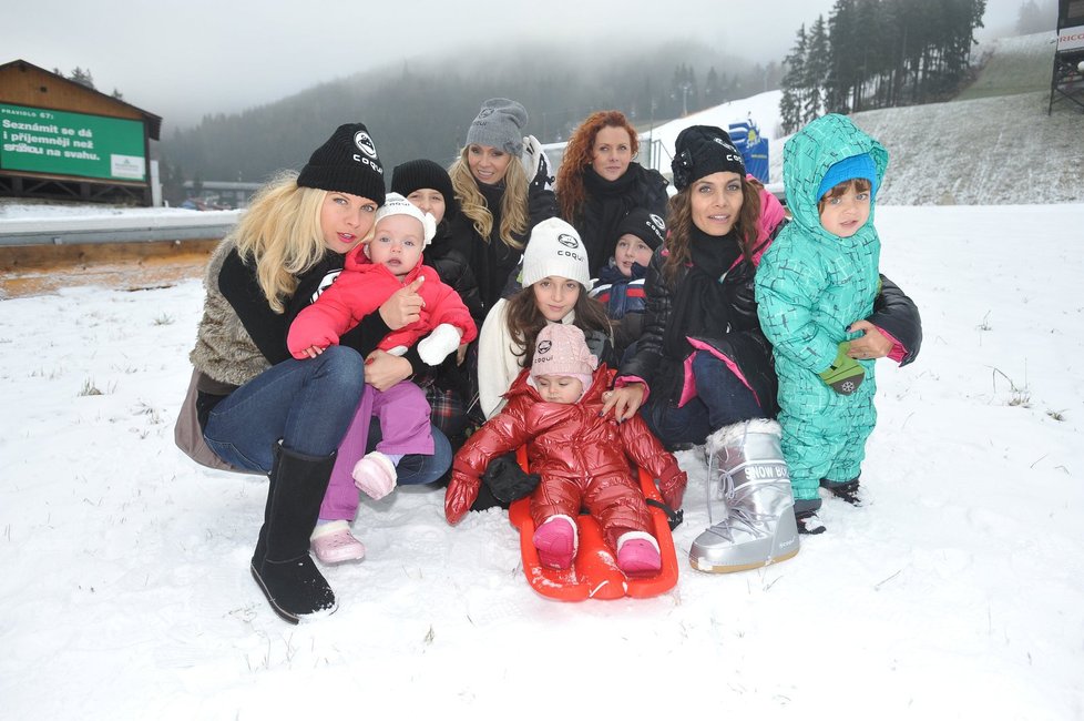 Holky si užily s dětma dámskou jízdu na sněhu