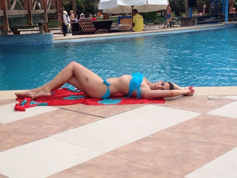 Eva Decastelo se rozvaluje u bazénu.