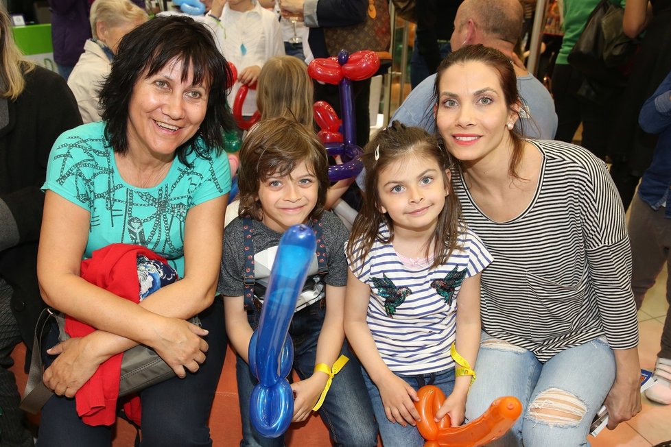 Moderátorka Eva Decastelo s maminkou a dětmi.