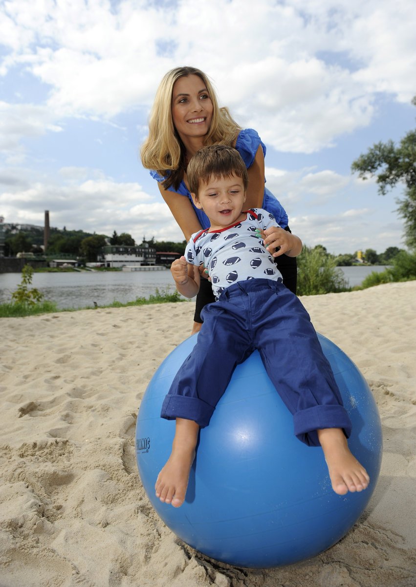 Eva Decastelo dováděla na pláži se svým synem Michálkem (2)