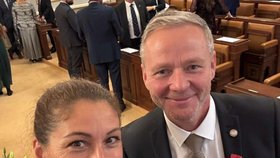 Eva Decroix s poslaneckým kolegou Vítězslavem Schrekem (ODS) (3.11.2025)