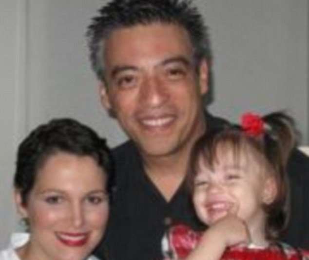 Eva na fotce společně se svou dcerou Mirandou a manželem Johnem