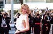 Eva Herzigová na festivalu v Cannes ukázala kousek ňadra