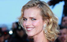 Sexy Eva Herzigová: Opalovačka na Korsice!