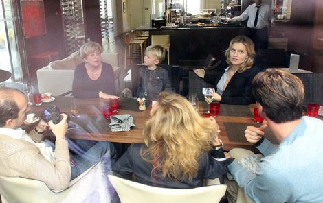 Eva pozvala rodinu na oběd a kávičku do luxusní italské restaurace CottoCrudo.