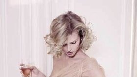 Eva Herzigová v reklamě na Dom Pérignon