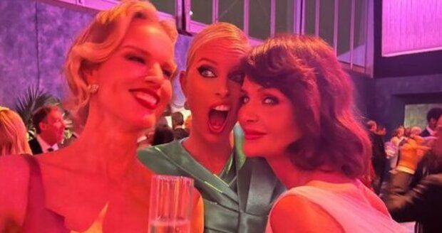 Eva Herzigová, Karolína Kurková a Helena Christensenová na oscarovém večírku Vanity Fair