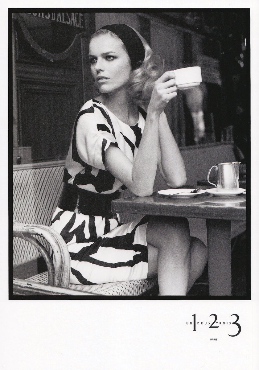 Eva vypadá dobře při každé příležitosti – i v kavárně.