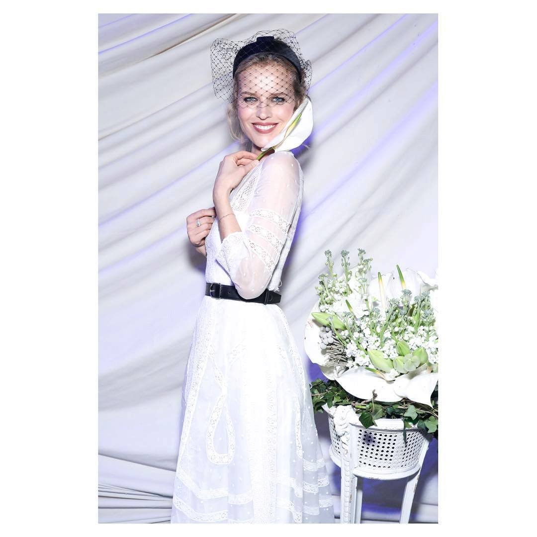 Nevěsta Eva Herzigová? Kdepak, jen přidala na Instrgam fotku z módního focení pro Dior.