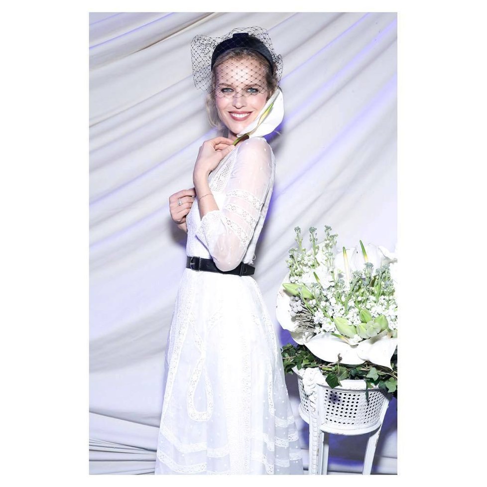 Nevěsta Eva Herzigová (44)? Kdepak, jen přidala na Instagram fotku z módního focení pro Dior.