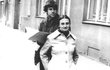 Eva Holubová se pochlubila archivními snímky: Z natáčení svého prvního filmu To můj Láďa s Tomášem Vorlem Eva Holubová se pochlubila archivními snímky: Z natáčení svého prvního filmu To můj Láďa s Tomášem Vorlem