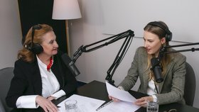 Menopauza není pauza je název nové série podcastů, kterou připravila Eva Holubová společně se svou dcerou Karolínou a odborníky ve spolupráci s Laboratořemi Vichy.