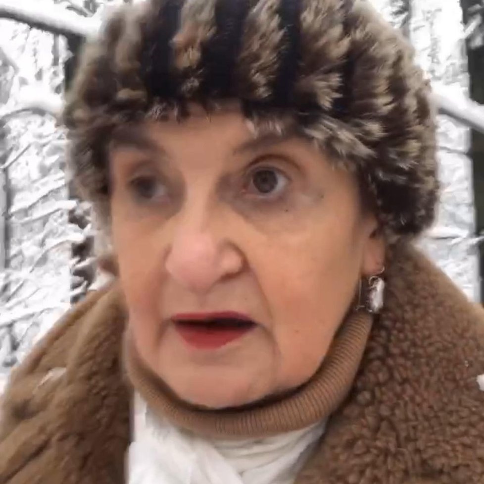Eva Holubová si užívá zimní počasí.