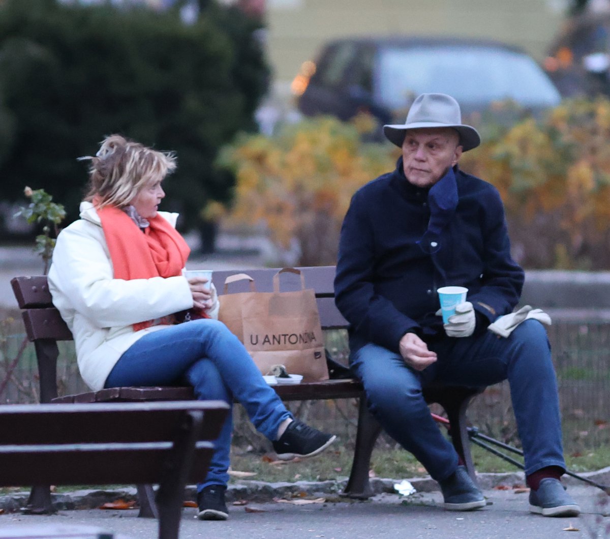 Své čaje si herečtí manželé vypijí na náměstí na lavičce.